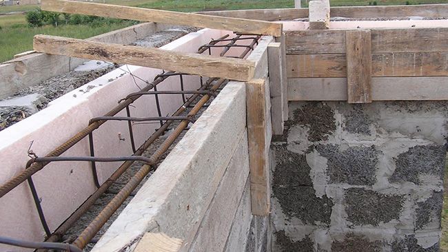 Армирующий пояс позволяет равномерно распределить нагрузку плит перекрытия на стены