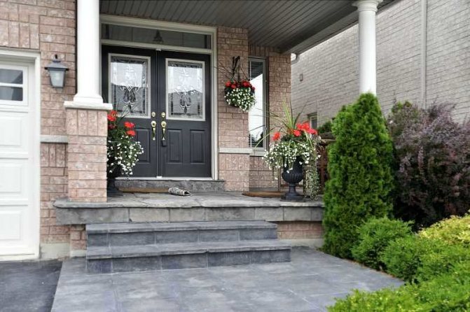 Для оформления площадки перед входной дверью тоже имеются определенные параметры