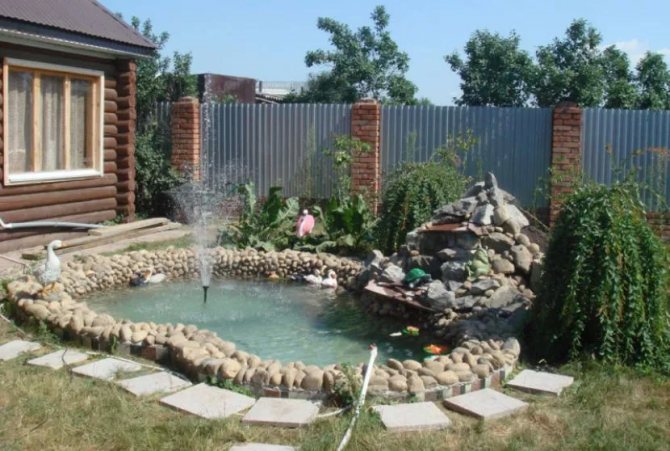 Фонтан – это не только красиво, но и свежесть во дворе в летний зной