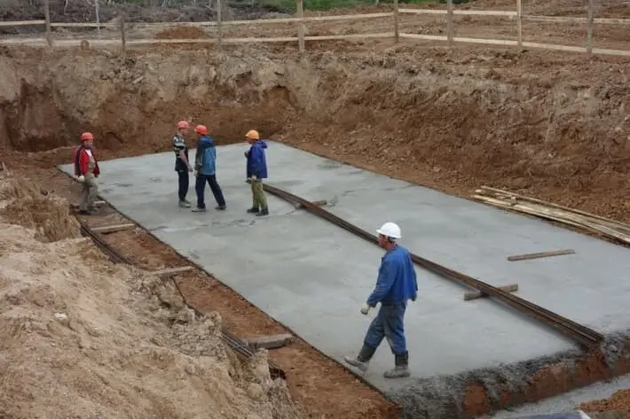 Готовый плитный фундамент фото