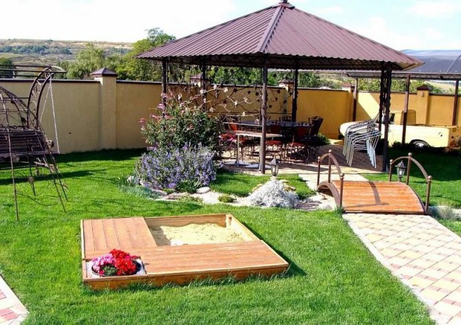 Хорошо, если на дачном участке есть беседка и место для игры детям