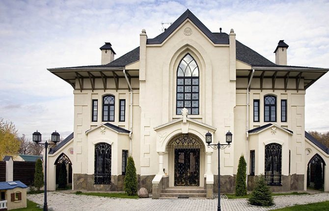 Хотите жить в своем средневековом замке? Все за и против домов в замковом стиле