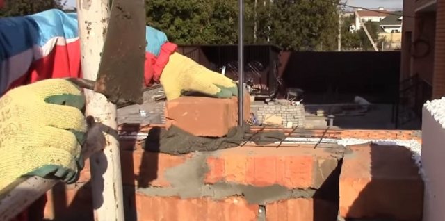 Как крепить мауэрлат к кирпичной стене