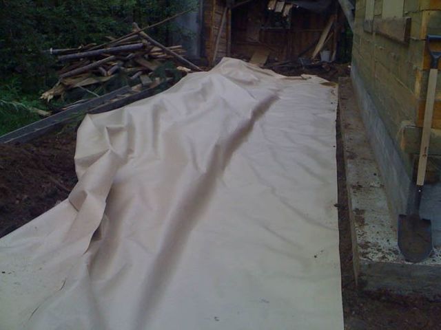 Как правильно сделать отмостку вокруг дома из бетона и плитки своими руками