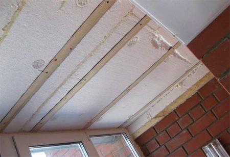 Как прикрепить пенопласт к потолку