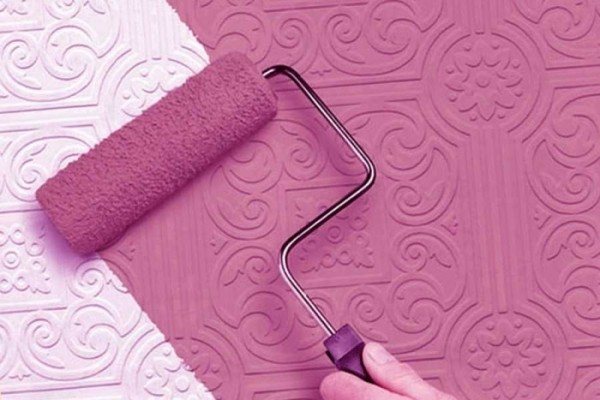 Какой краской можно красить бумажные обои