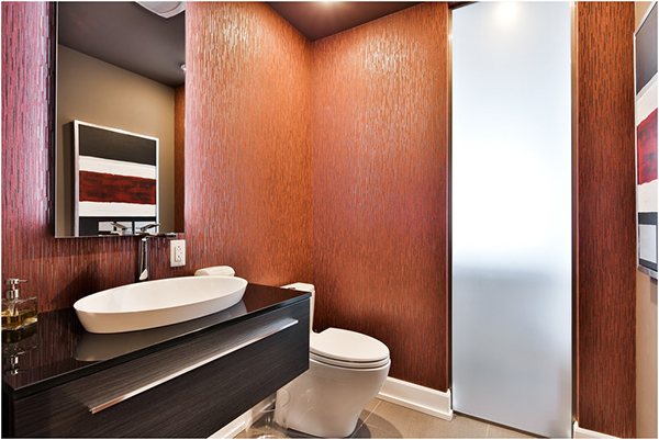 Комната в темных тонах