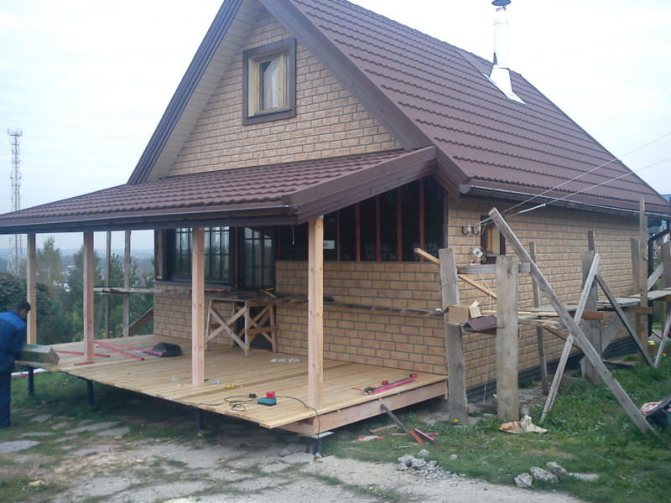 Крыльцо кирпичного дома