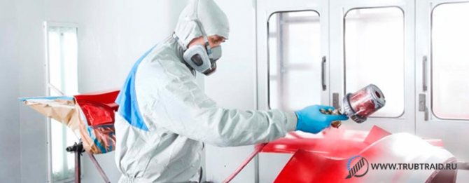 Мастер выполняет выкрас