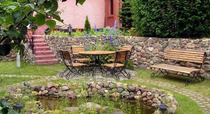 Небольшой пруд станет достойным украшением небольшого участка