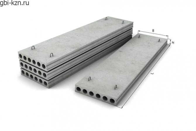 Несмотря на большое количество возможностей современного строительства, очень часто предпочтение отдается возведению фундамента из плит перекрытия. Он может быть сборным или монолитным, но такой вариант считается одним из самых надежных.