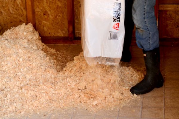 Опилки - хороший вариант утеплителя для пола