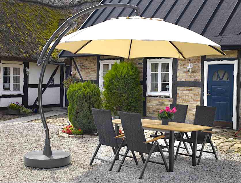 Оригинальный зонт купол над обеденной зоной