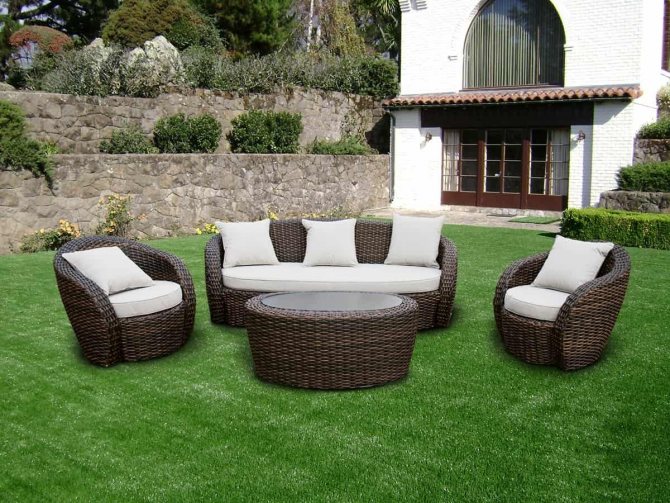 Плетёная мебель из ротанга прекрасно впишется в ландшафтный дизайн вашего сада
