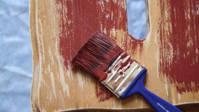 Покрасить стол быстрее всего получится из баллончика, но при использовании кисти красящий состав впитается глубже и качество окраски возрастет