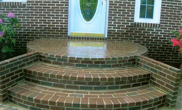 полукруглое крыльцо из кирпича