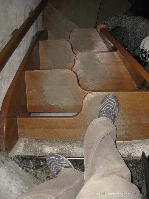 Слишком крутая лестница может быть опасной