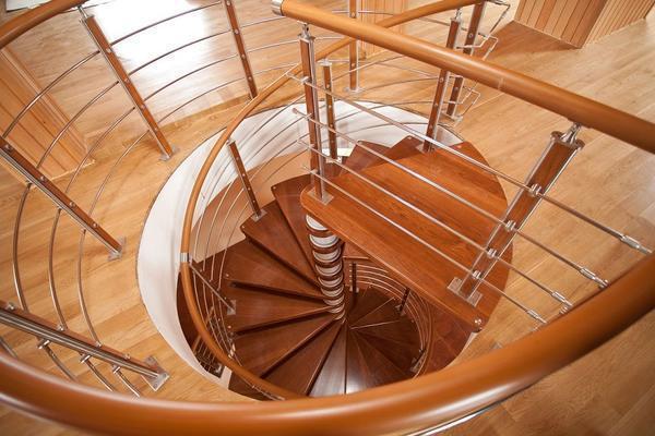 Среди преимуществ винтовой лестницы следует отметить компактность и отличные эстетические качества