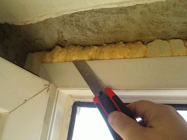 Срезание монтажной пены