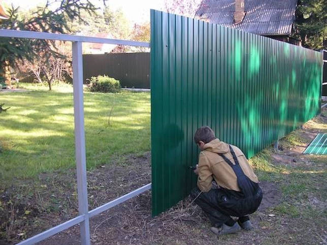 Ворота из рабицы: простая и надежная конструкция (21 фото)