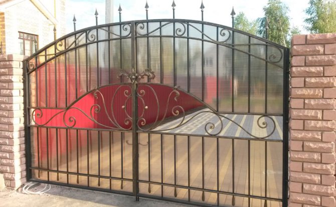 ворота_раскидные_из_поликарбоната