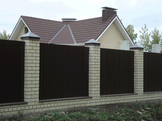 Забор из кирпича и профнастила своими руками: технология, фото и видео