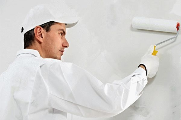 Подготовка стены к нанесению декоративной штукатурки Наносить декоративную штукатурку можно только на тщательно подготовленную поверхность: она должна быть выровнена и прогрунтована