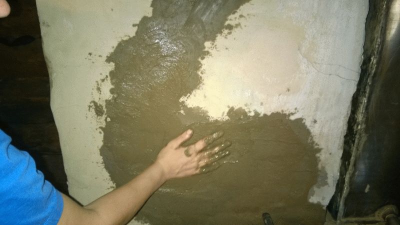 Обмазывание печи Сперва нужно замазать трещины и щели, после чего приступать к полному обмазыванию печи