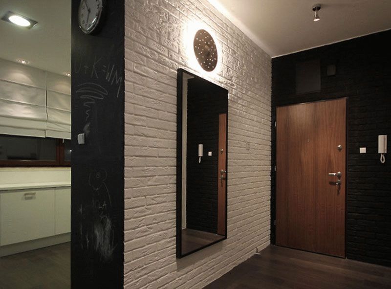 Стена из кирпича в прихожей Стена из кирпича в прихожей