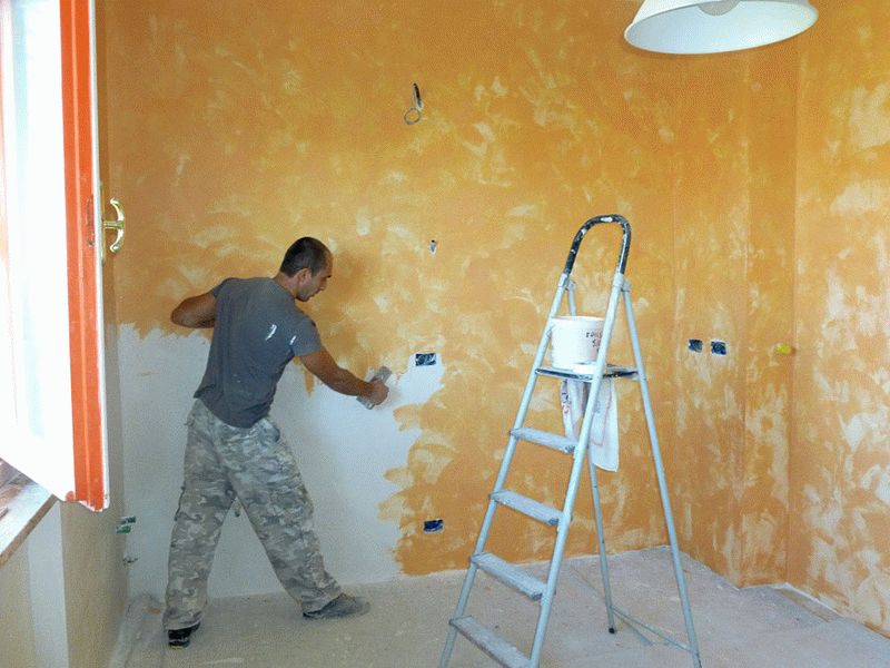 Нанесение венецианской штукатурки Чтобы создать неоднородность, свойственную натуральному камню, наносить декоративную смесь нужно мазками