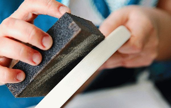 Шлифовка шпаклевки Пластик - очень хрупкий материал, поэтому его шлифовка должна проводиться при помощи мягкой губки