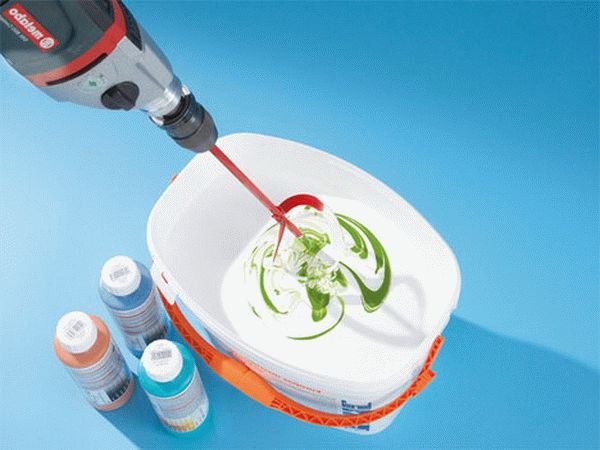 Колеровка венецианки Чтобы одна стена или ее часть не отличалась по цвету от другой, нужно рассчитать необходимый объем и заколеровать всю смесь сразу