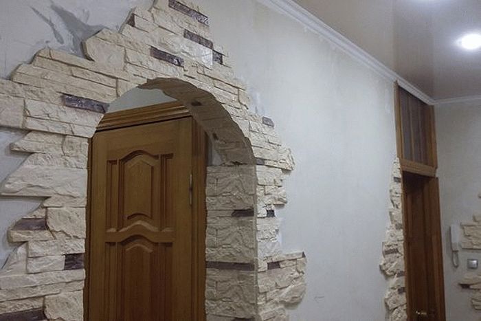 Арка, отделанная декоративным камнем Декоративный камень состоит из натуральных компонентов, поэтому считается экологически чистым отделочным материалом, который практически не имеет недостатков