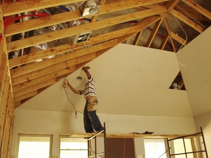 Облицовка перекрытия мансарды гипсокартоном по балкам