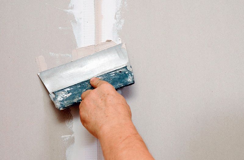 Шпаклевка стыков Если полная шпаклевка гипсокартона не всегда является целесообразной, то заделку стыков обязательно нужно делать