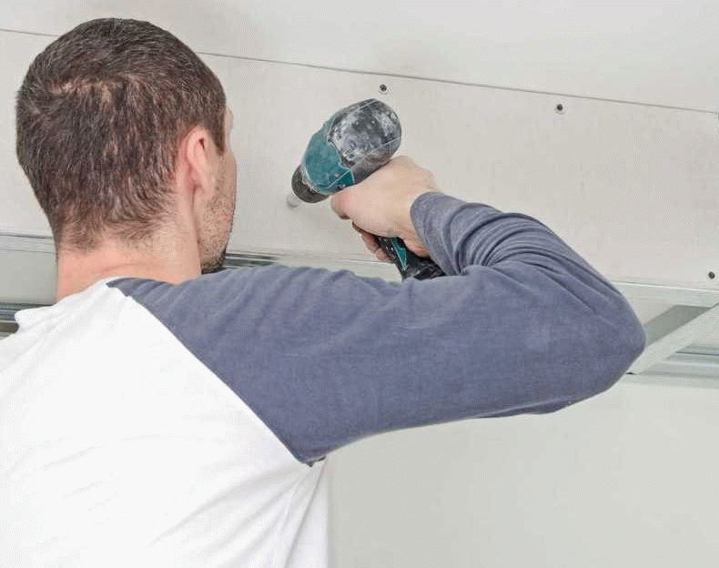 Подготовка гипсокартона к шпаклевке Перед шпаклевкой ГКЛ нужно проследить, чтобы шляпки саморезов не выпирали над гипсокартоном и не слишком проваливались в лист