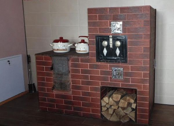 Клинкерная плитка Клинкерная плитка - достаточно популярный современный материал для облицовки печи