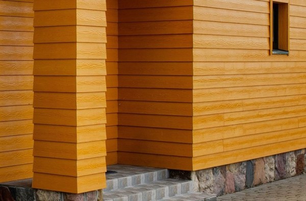 Фиброцементный сайдинг имеет самый польшой вес среди подобных покрытий