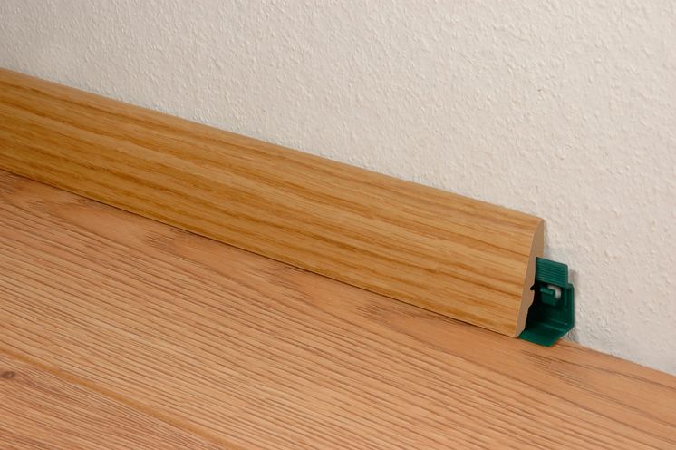 Монтаж МДФ плинтусов на клипсы