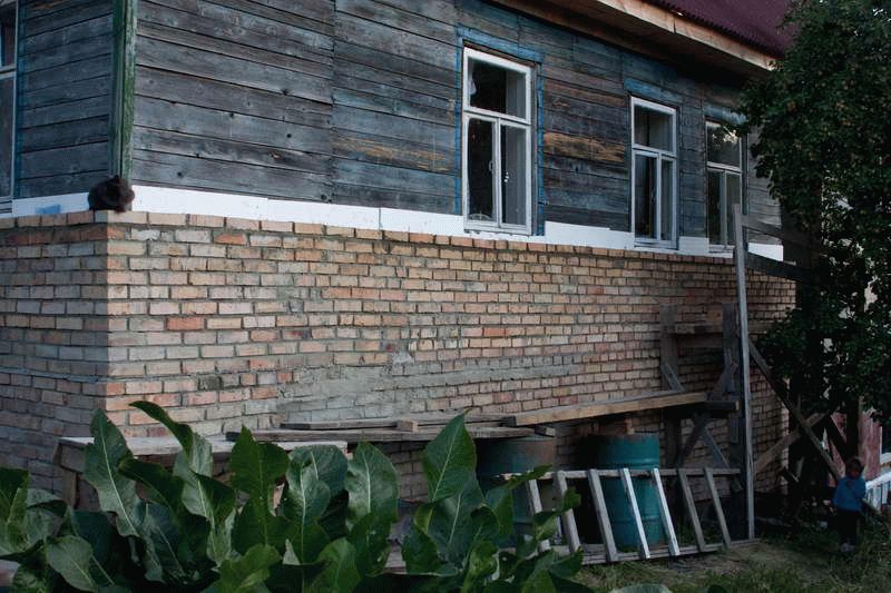 Облицовка кирпичом строительных марок Если вы воспользуетесь кирпичом строительных марок для проведения облицовки, то возникнет необходимость оштукатуривания поверхности