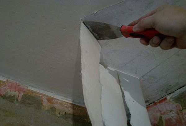 Снятие обоев с потолка Снятие старой отделки с потолка