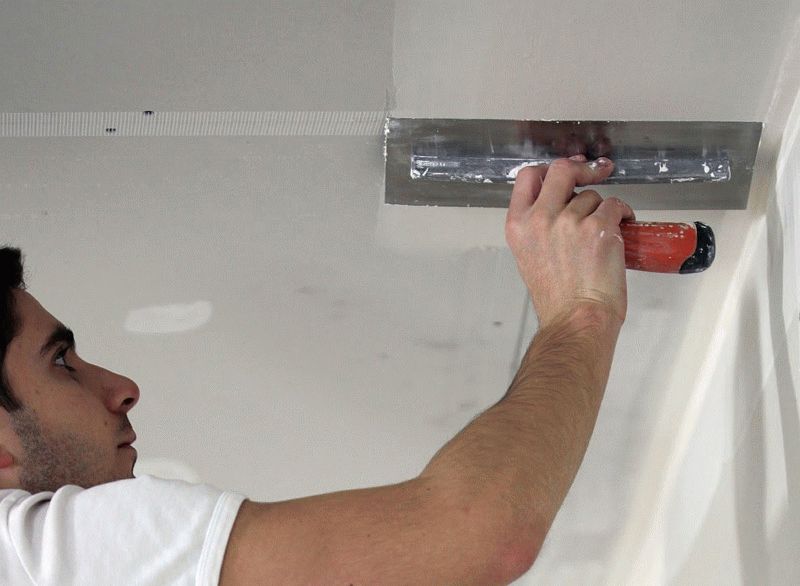 Шаклевка потолка из гипсокартона Технология шпаклевания гипсокартонных потолков отличается от бетонных или оштукатуренных поверхностей