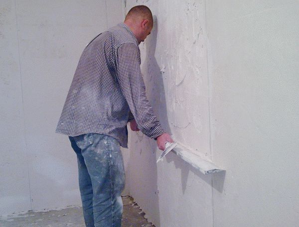 Шпаклевание правилом Шпаклевание стены правилом