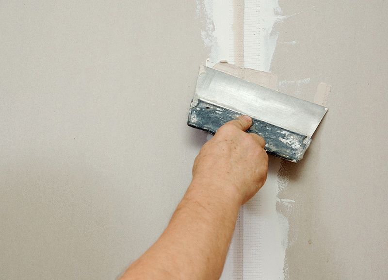 Шпаклевка швов При шпаклевке швов нужно стараться не оставлять ям и бугров