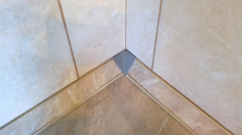 Приклеивание плинтуса на кафель