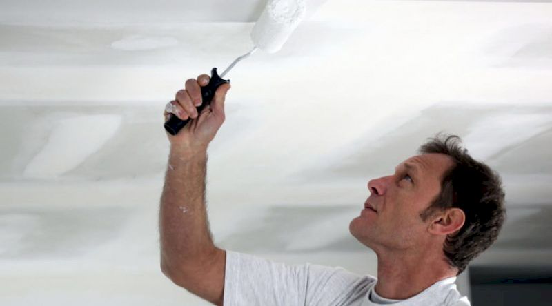 Окрашивание гипсокартонного потолка