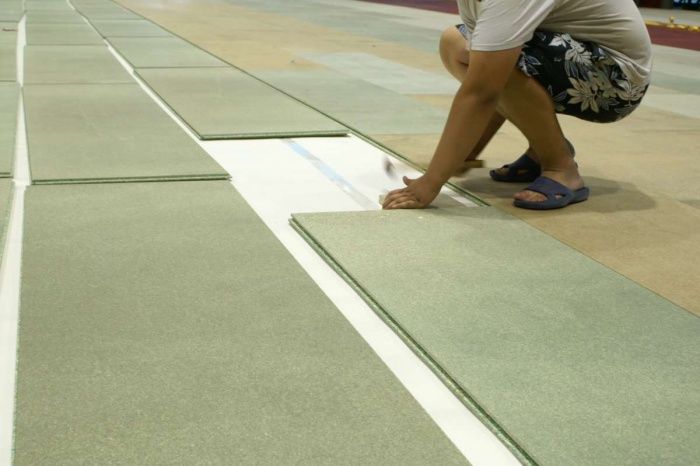 Раскладка шпунтованных плит перед сборкой настила по стяжке