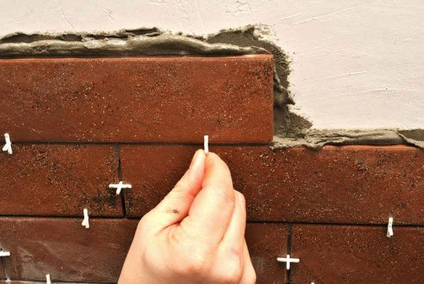 Плитка клеится на специальный раствор Плитка клеится на специальный раствор