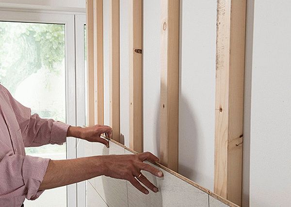 Монтаж ламината Отделка стены ламинатом с помощью обрешетки