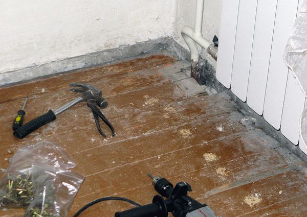 Подготовка деревянного пола Перед укладкой ламината на деревянный пол, нужно тщательно осмотреть основание, чтобы определиться с работами, которые потребуются для его подготовки